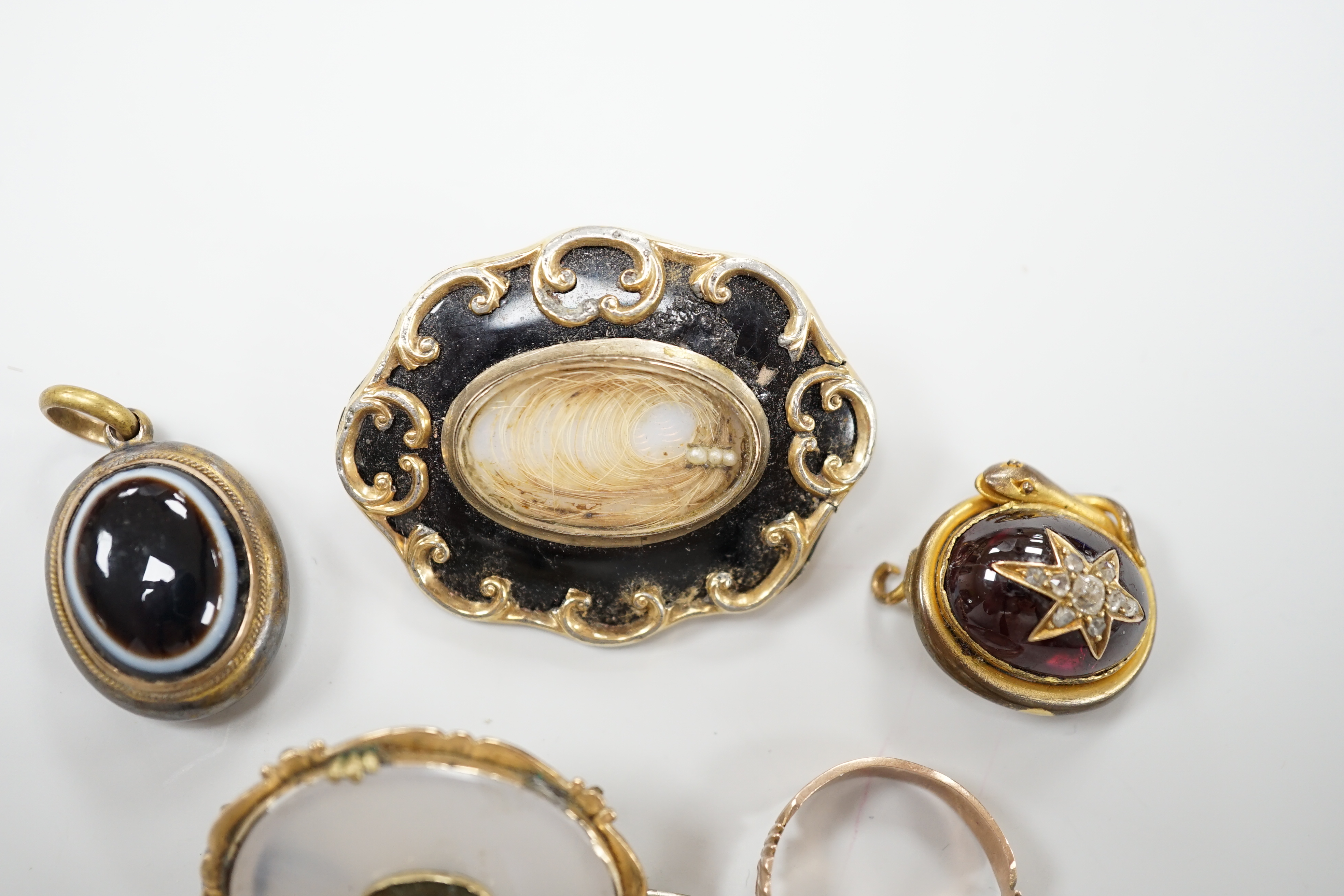 An early Victorian gold and jet ring, lacking central hairwork panel, size O, three assorted brooches and an agate pendant